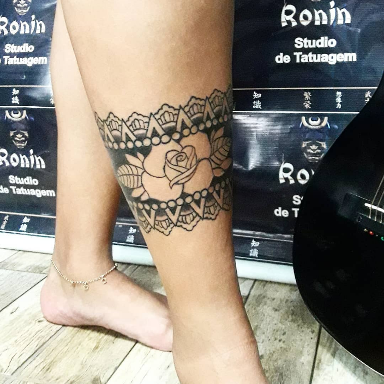Imagem com tatuagem tribal feminina de flor