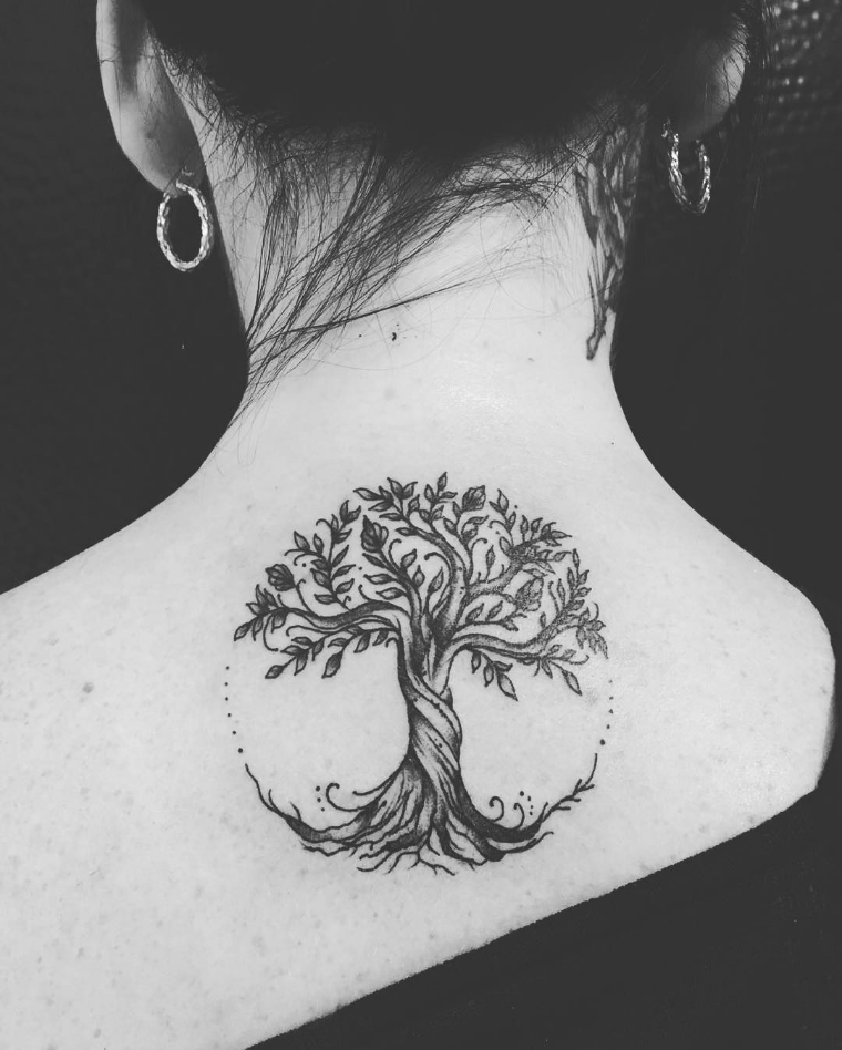 Imagem com tatuagem tribal feminina com árvore da vida Celta nas costas