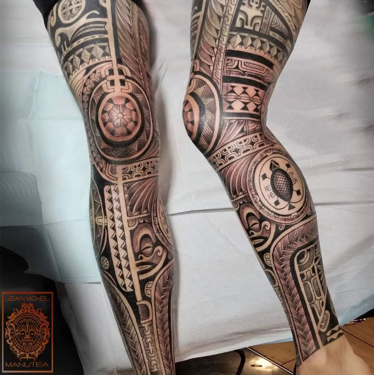 Imagem com tatuagem tribal feminina com grafismo