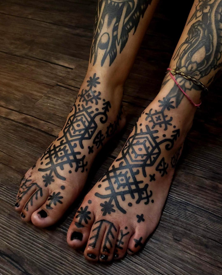 Imagem Com Tatuagem Tribal Feminina Com Grafismo Freehand