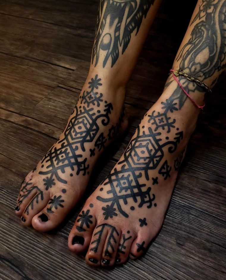 Imagem com tatuagem tribal feminina com grafismo Freehand