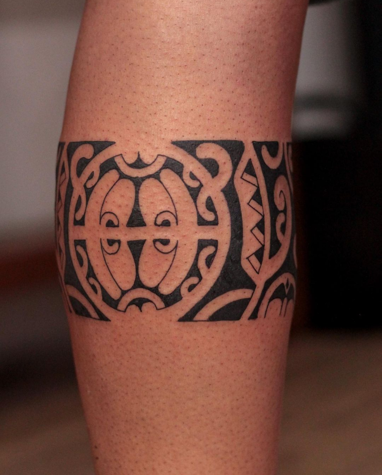 Imagem com tatuagem tribal feminina com faixa Maori