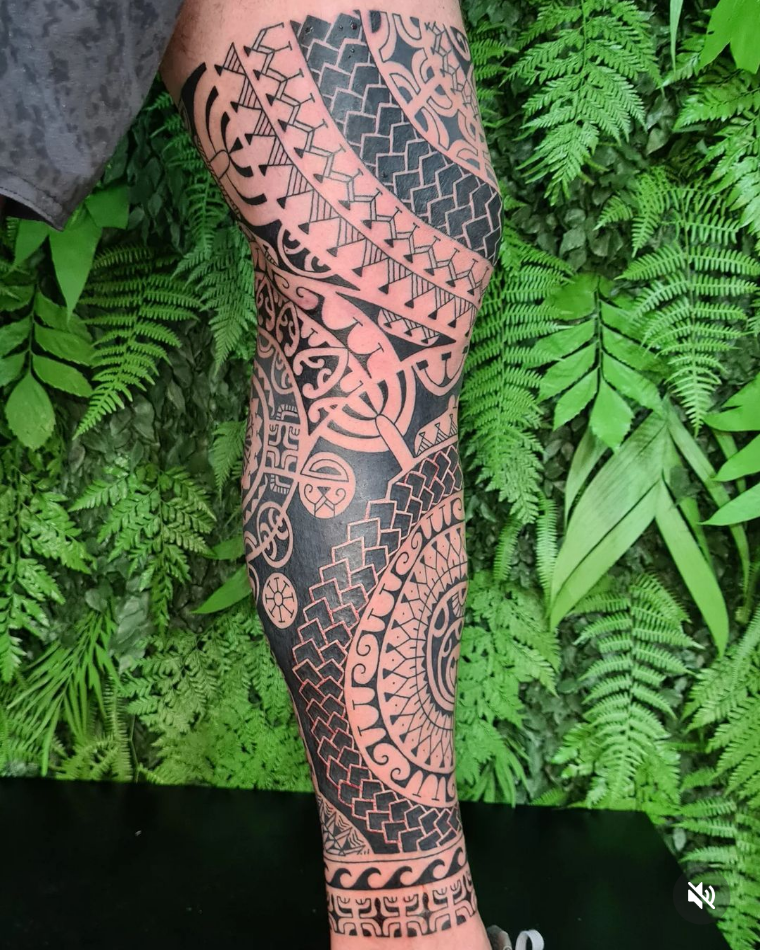 Imagem com tatuagem tribal feminina polinésia