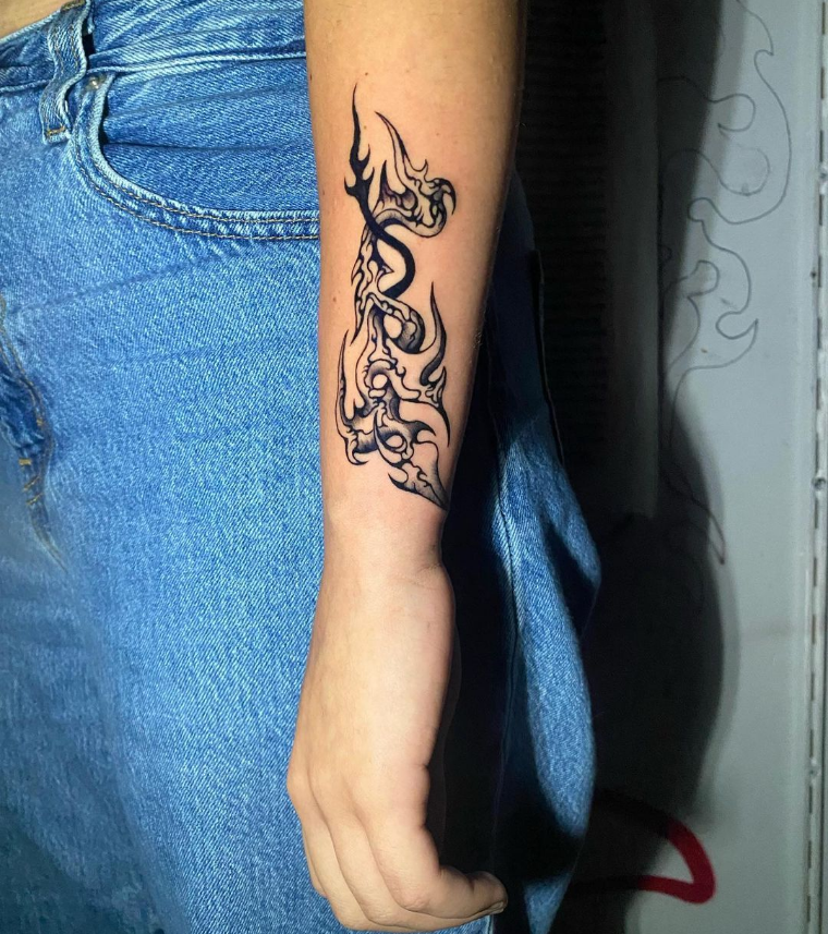 Imagem com tatuagem tribal feminina freehand