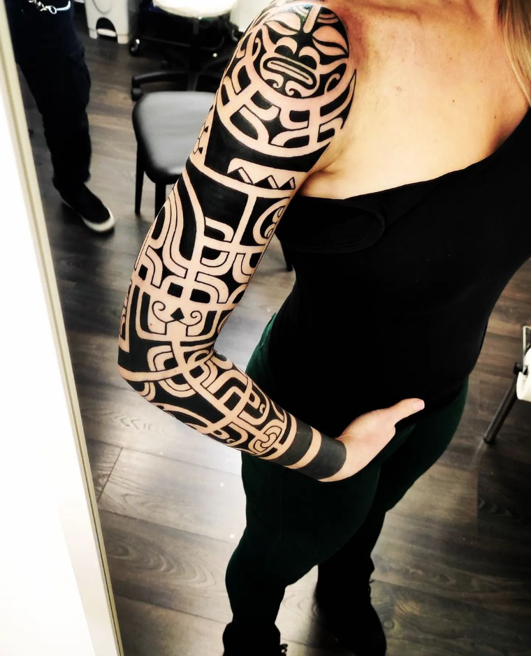 Imagem com tatuagem tribal feminina no braço todo