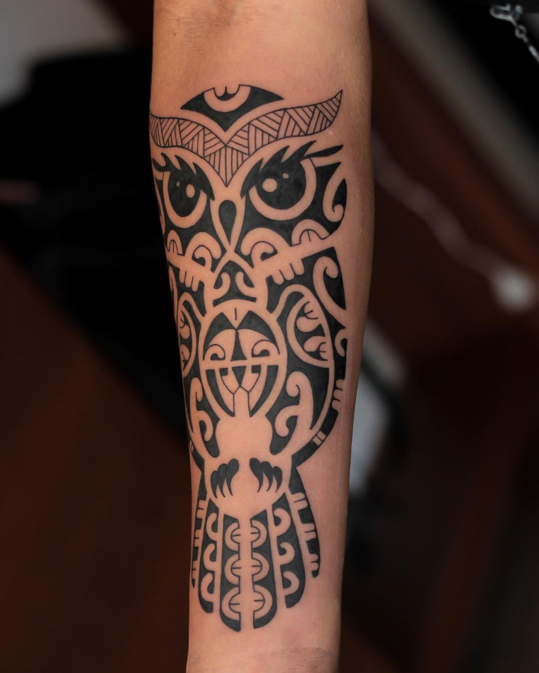 Imagem com tatuagem tribal feminina com coruja Maori