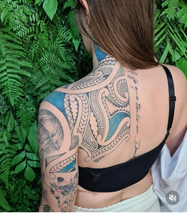 Imagem com tatuagem tribal feminina Maori com traço delicado