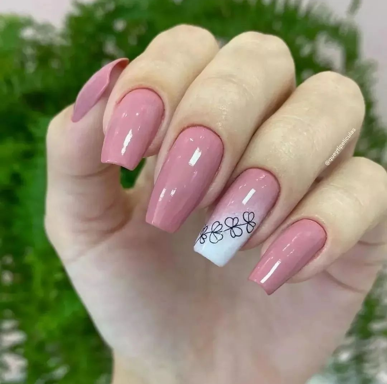 Imagem com unhas grandes rosé com decoração diferente nas unhas anelares