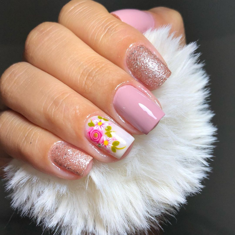 Imagem com unhas médias com decoração rosa e floral