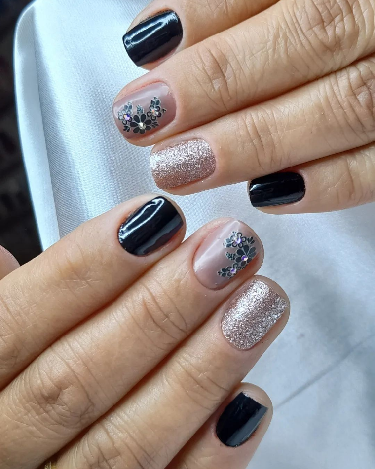 Imagem Com Unhas Grandes Com Esmaltes Preto, Nude E Nude Com Brilhos