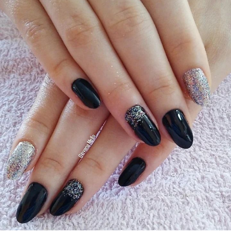 Imagem com unhas grandes com esmaltação preta e glitter nas pontas