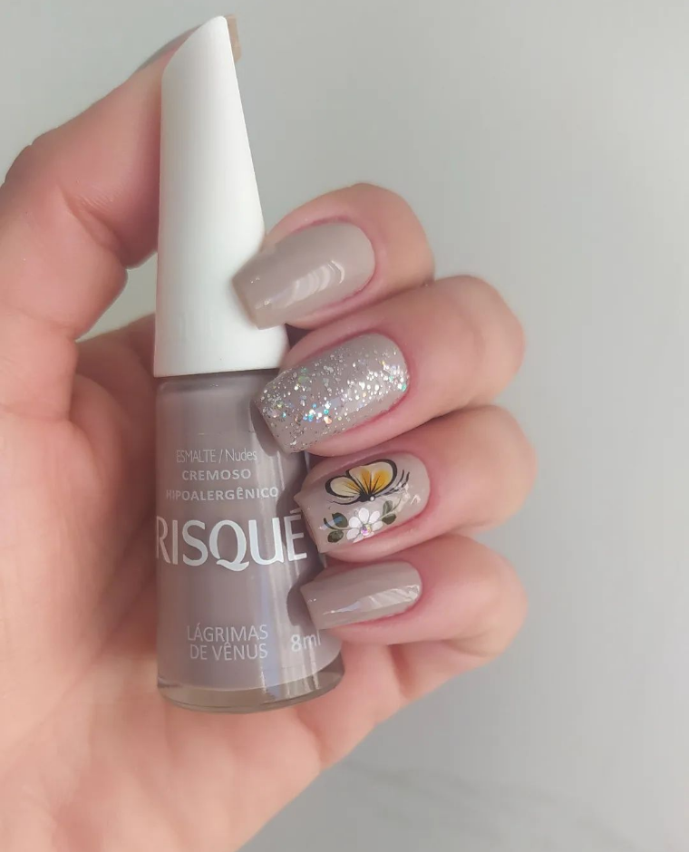 Imagem com unhas grandes cinzas com glitter 