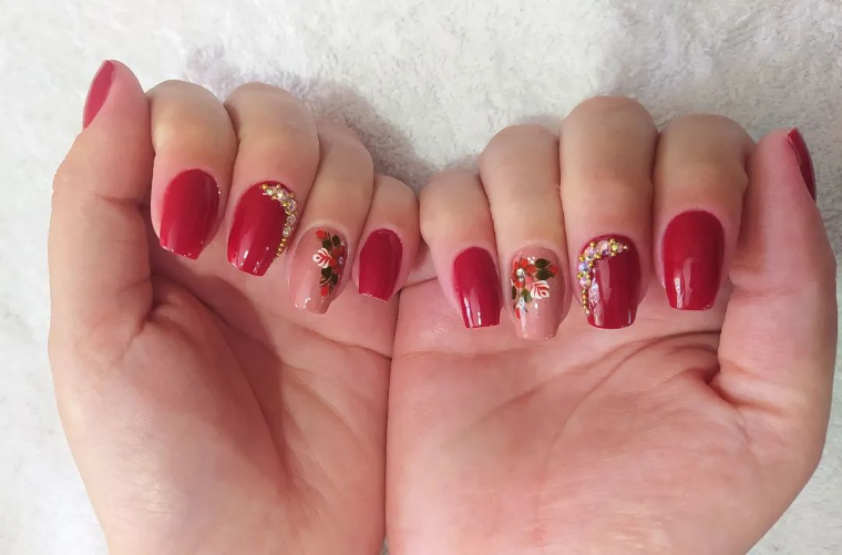 Imagem Com Unhas Grandes Vermelhas Decoradas