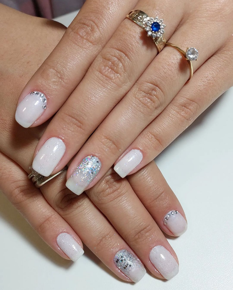 Imagem Com Unhas Grandes Brancas Com Pedras E Glitter 