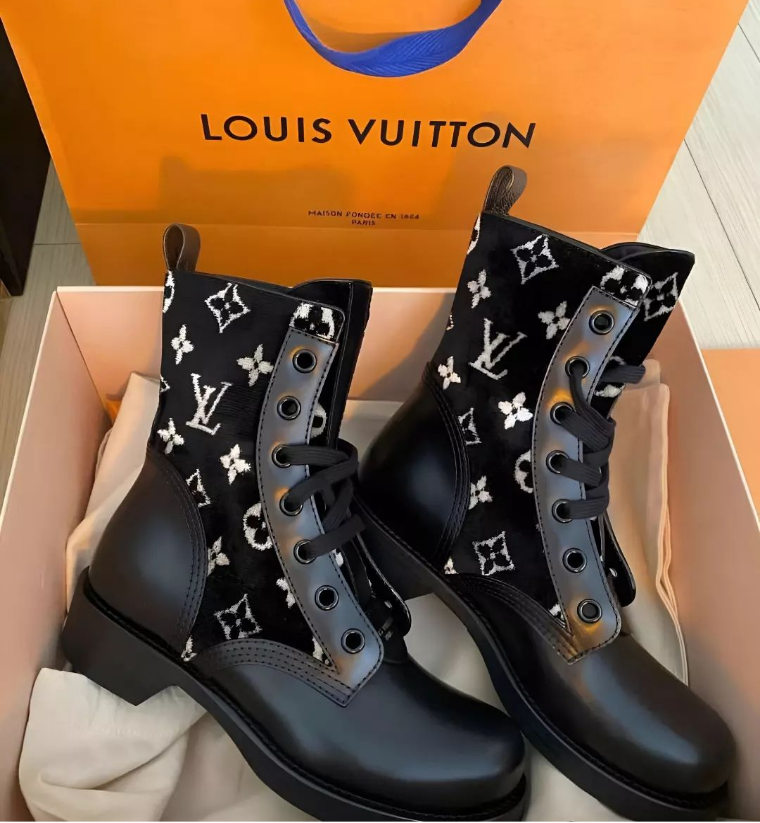 Coturno Louis Vuitton com detalhes