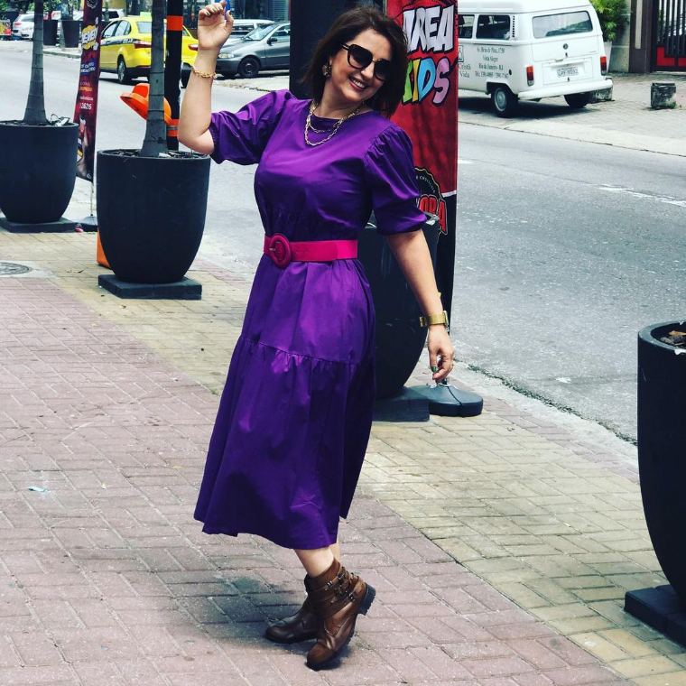 Imagem com vestido roxo com coturno marrom