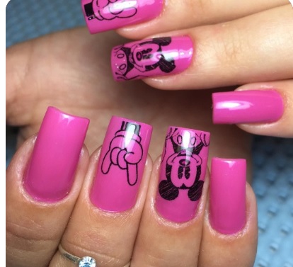 Imagem com unhas rosa com temática da Disney