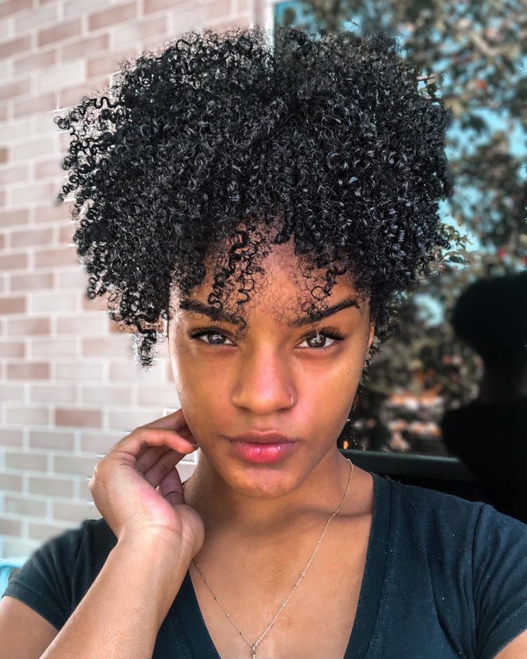 Imagem com cabelo 4a afro puff