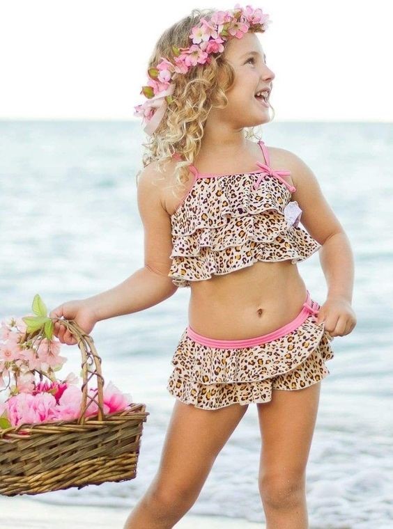 Imagem Com Menina Com Biquíni Animal Print , Modelo Cropped E Short Concedendo Maior Conforto