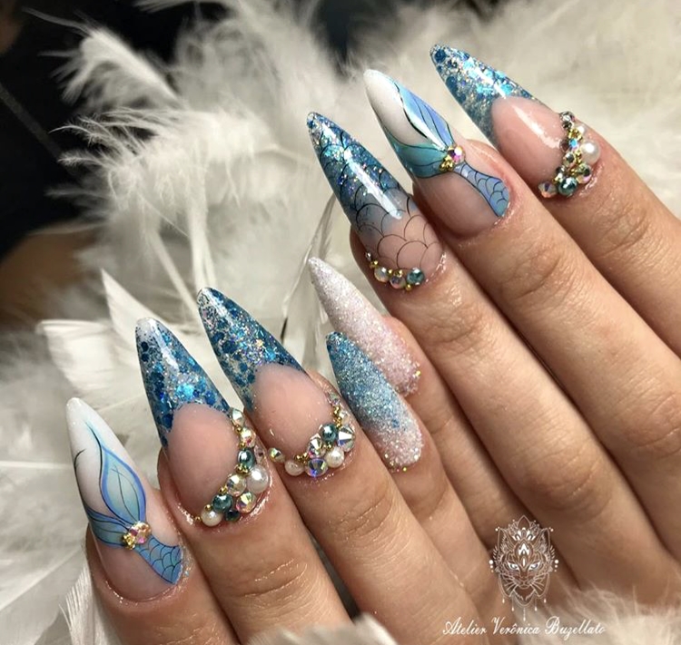 Imagem Com Unhas De Sereia Com Azul E Pérolas
