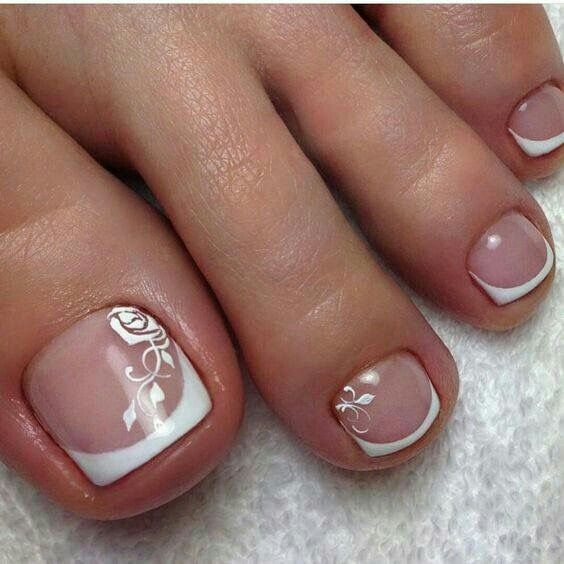 Imagem com francesinha no pé com nail art