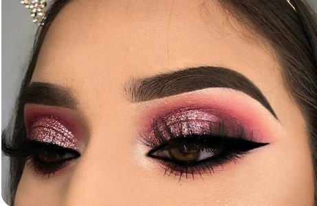 Imagem Com Maquiagem Rosa Com Glitter Para A Noite Com Cílios Longos