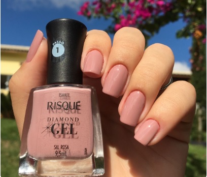 Imagem com unhas com esmalte rosa claro em gel