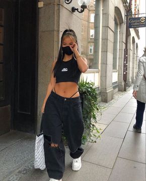 Imagem Com Estilo Baddie Com Calça Larga E Cropped