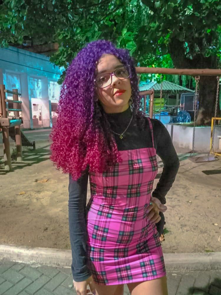 Imagem Com Cabelo Cacheado Roxo Com Degradê Rosa