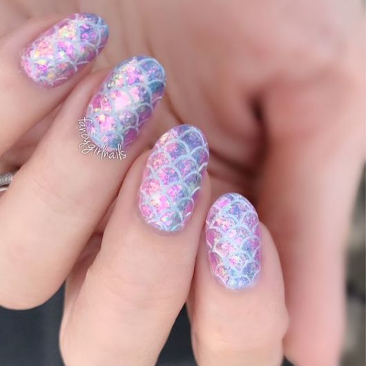 Imagem Com Unhas De Sereia Holográficas