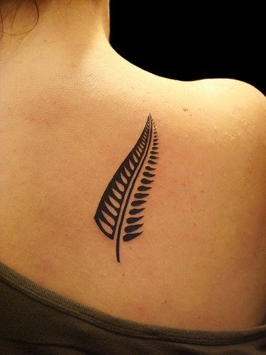 Imagem com tatuagem tribal feminina de folhas de samambaia nas costas