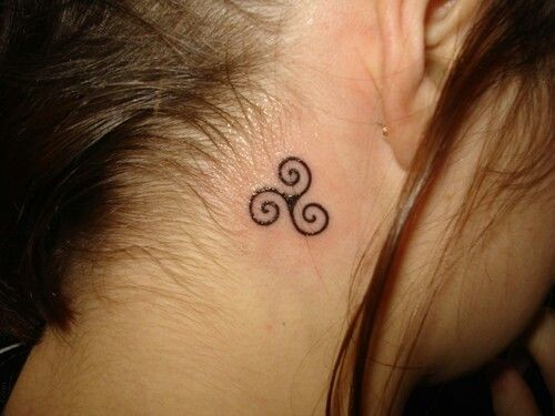 Imagem com tatuagem tribal feminina Triskle embaixo da orelha
