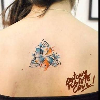 Imagem com tatuagem tribal feminina Nó Celta colorido