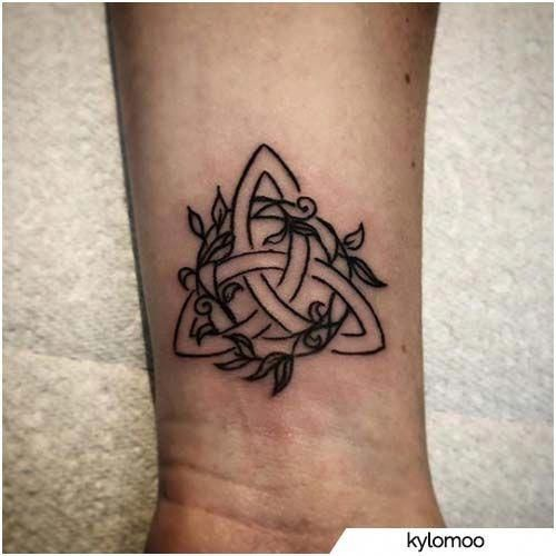 Imagem com tatuagem tribal feminina Nó Celta no pulso