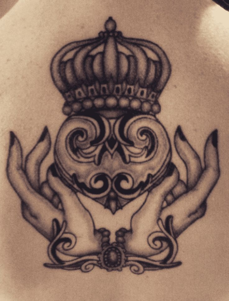 Imagem com tatuagem tribal feminina Claddagh de coroa