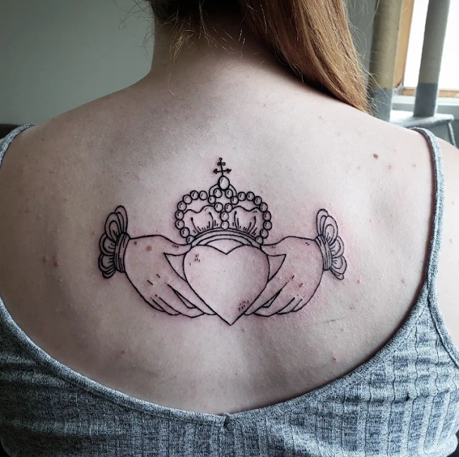 Imagem com tatuagem tribal feminina Claddagh traço delicado