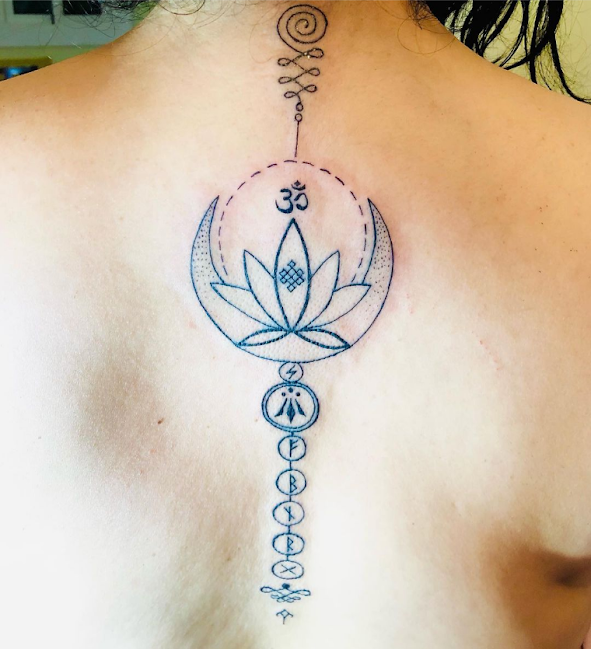 Imagem com tatuagem tribal feminina com mistura de elementos