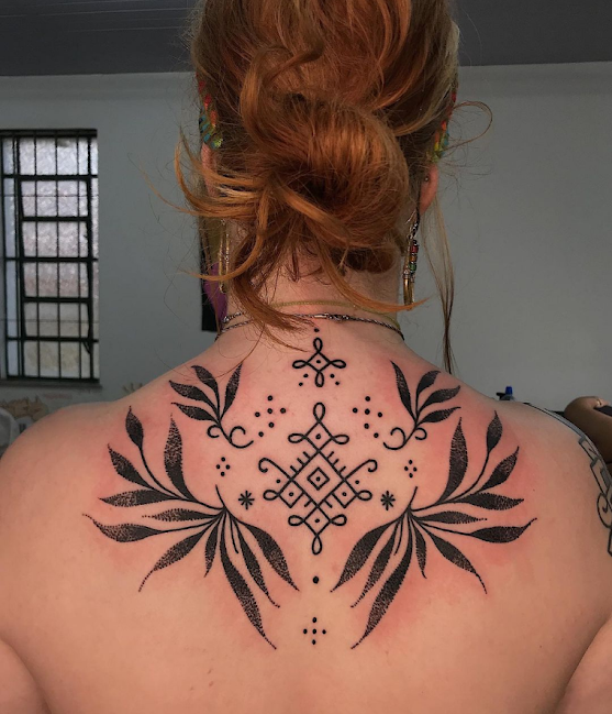 Imagem com tatuagem tribal feminina com junção de elementos