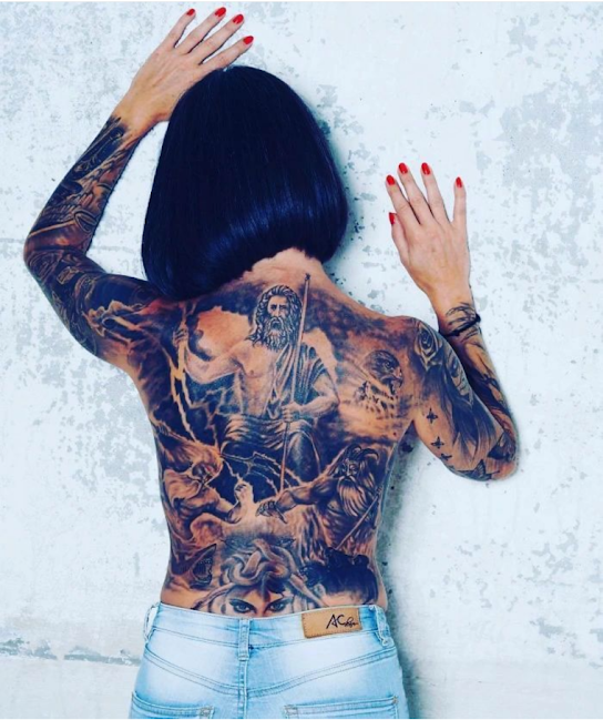Imagem com tatuagem tribal feminina com traços bem marcados