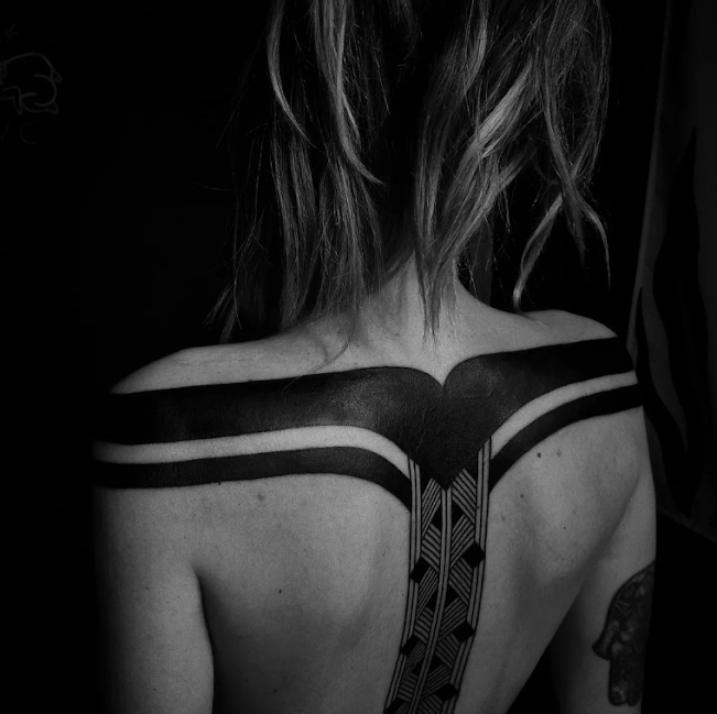 Imagem com tatuagem tribal feminina com traços masculinos