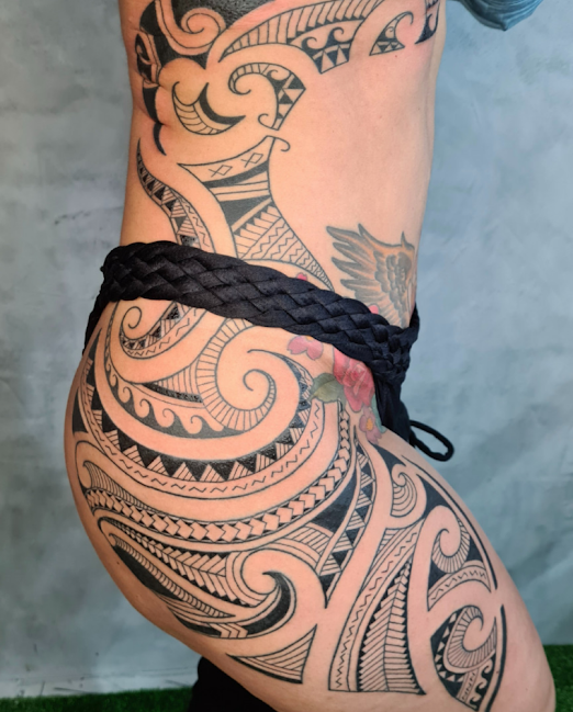 Imagem com tatuagem tribal feminina de grafismo amazônico