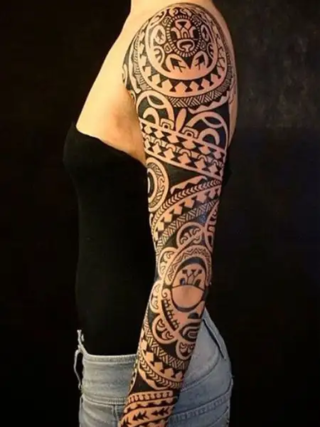 Imagem com tatuagem tribal feminina no braço