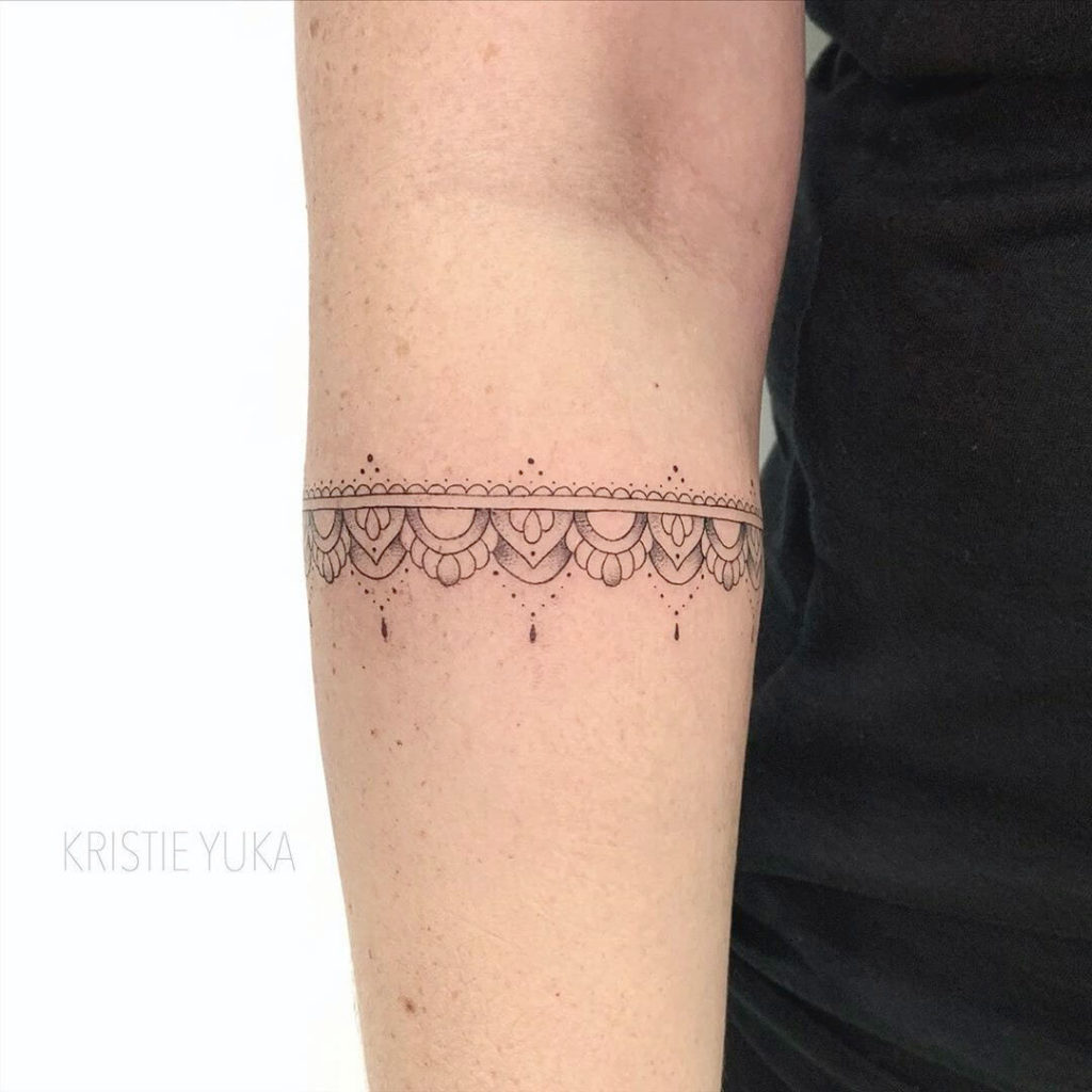 Imagem com tatuagem tribal feminina no antebraço