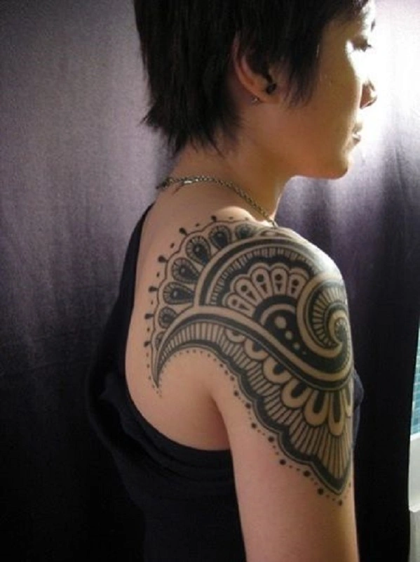 Imagem com tatuagem tribal feminina nos ombros