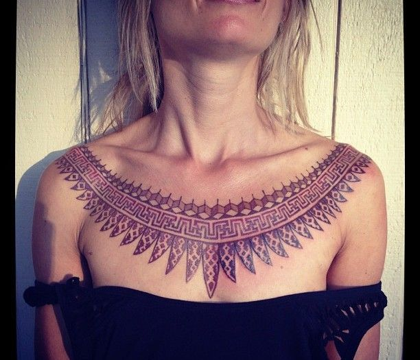 Imagem Com Tatuagem Tribal Feminina No Peitoral