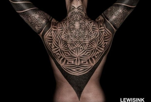 Imagem com tatuagem tribal feminina nas costas