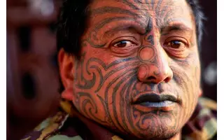 Imagem Com Tatuagem Tribal No Rosto