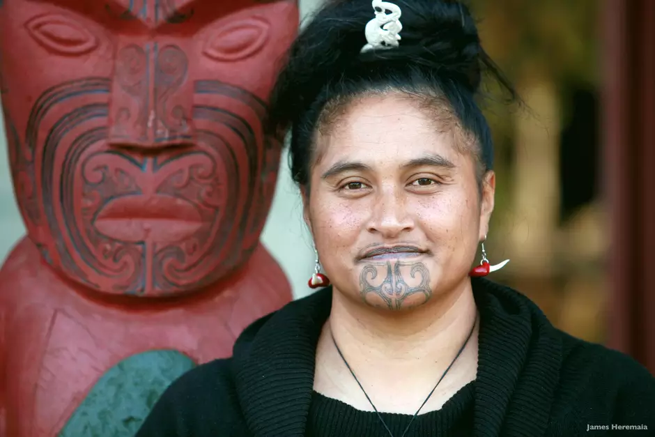 Imagem com tatuagem tribal feminina