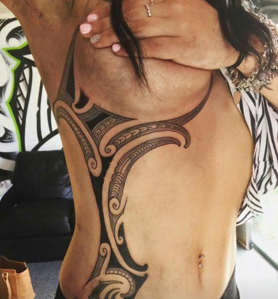 Imagem com tatuagem tribal feminina Ngaru