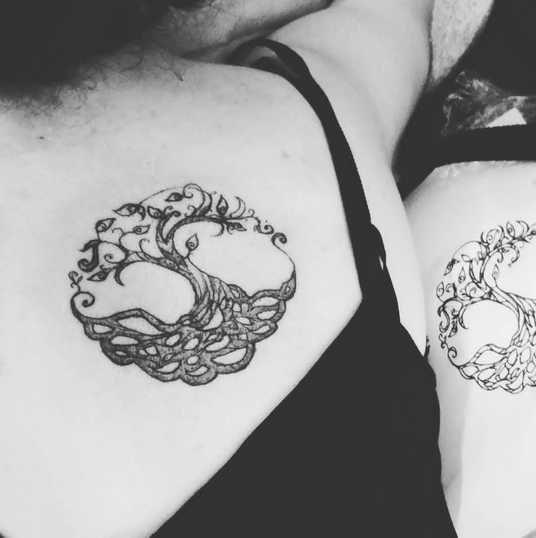 Imagem Com Tatuagem Tribal Feminina Com Árvore Da Vida Celta No Ombro